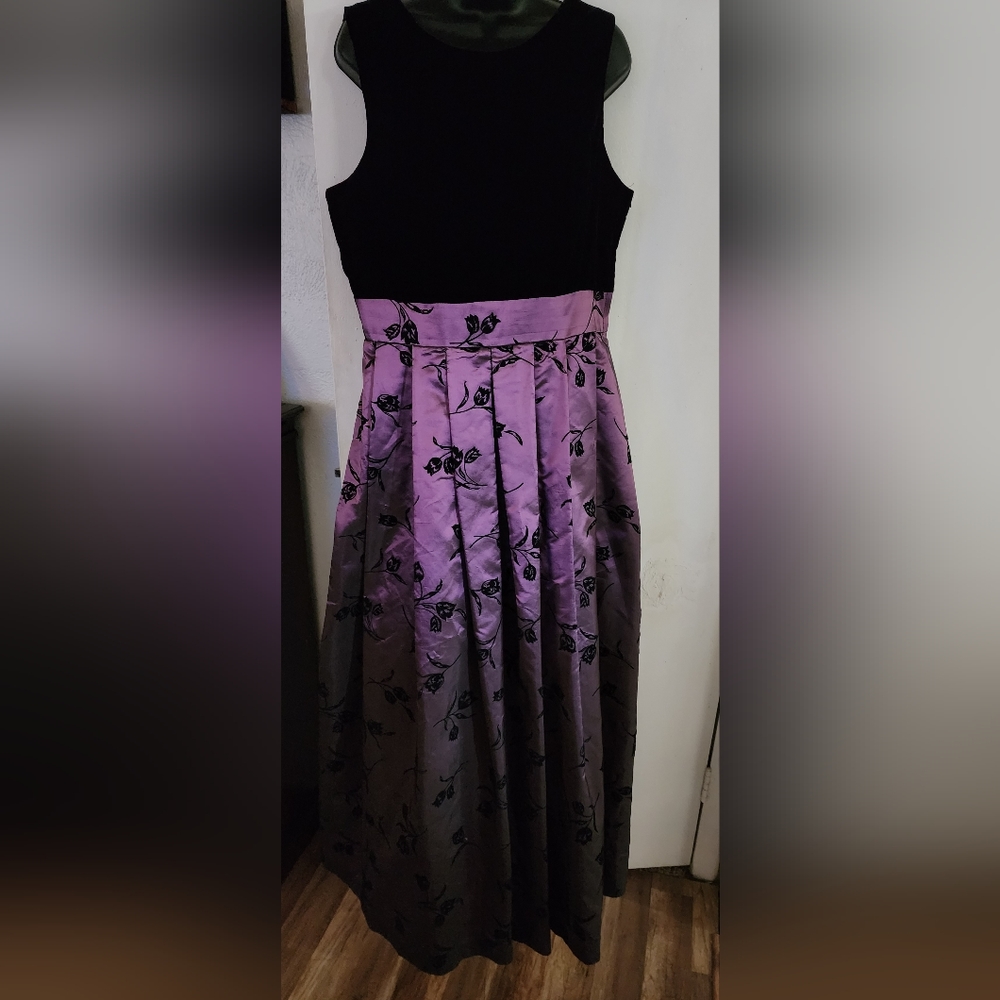Size 16: EUC Ever Beauty Formal Gown
